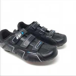 Cycling shoes with clips